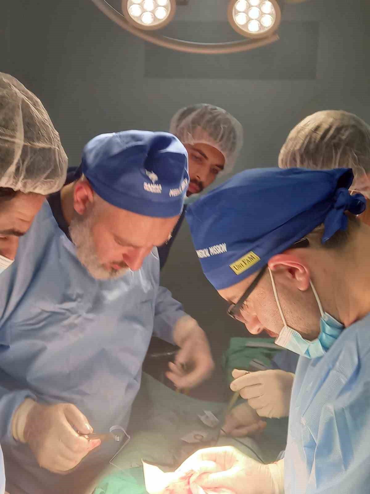 Diyarbakırlı doktor, Filistin&rsquo;de yaptığı ameliyatı ve dramı kayıt altına aldı
