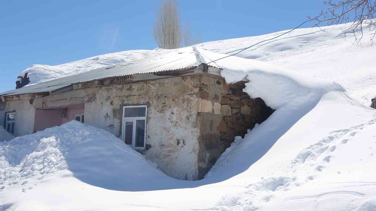 Muş’ta tek katlı evler ve ahırlar kara gömüldü
