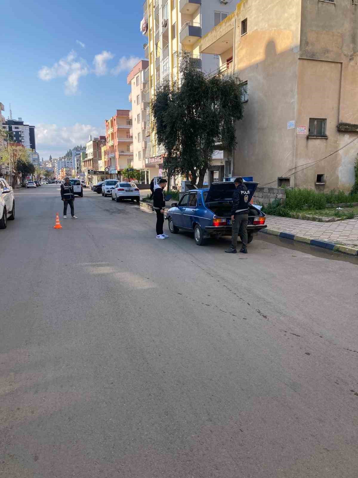 Kozan polisi uygulamada ruhsatsız tabanca ele ge&ccedil;irdi

