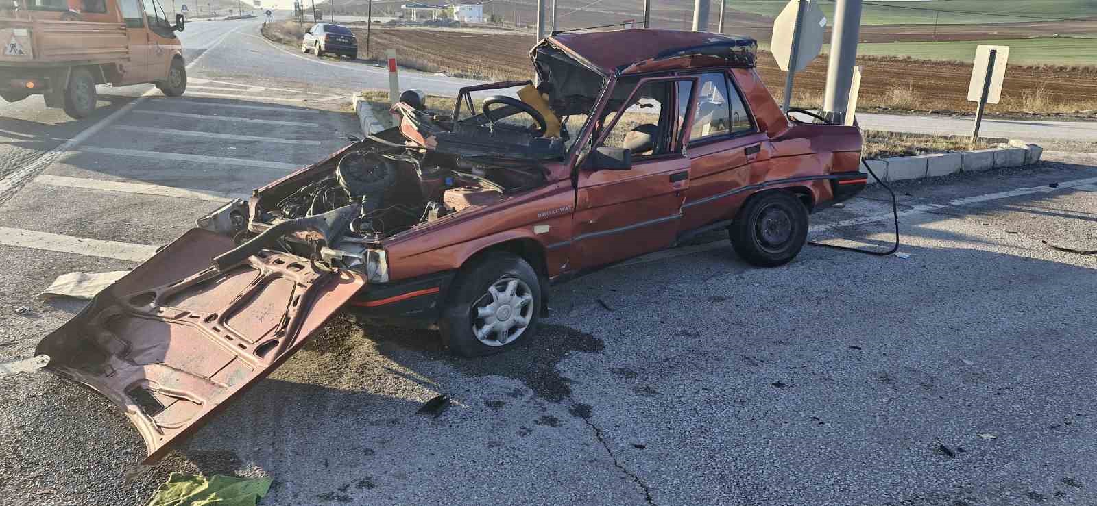 Çorum’da otomobil ile kamyon çarpıştı, sürücü hayatını kaybetti