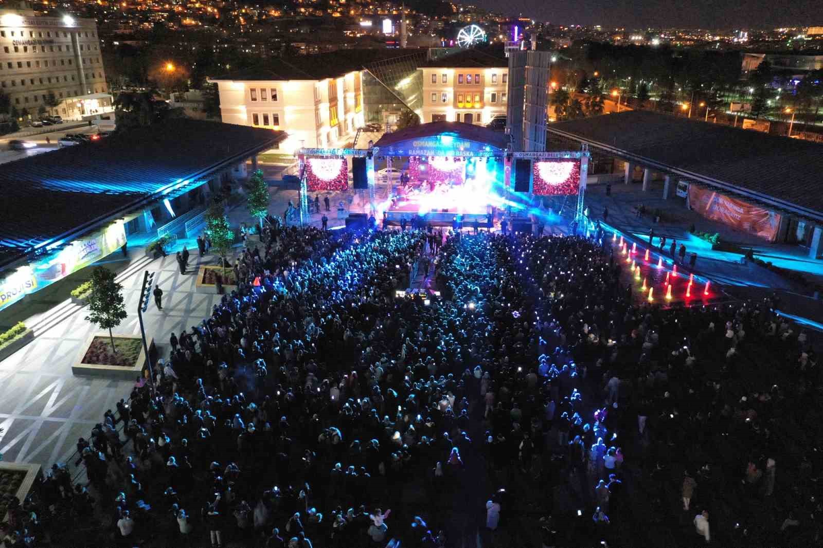 Ünlü şarkıcı MaherZain ilahilerini Osmangazi Meydanı’nda söyledi
