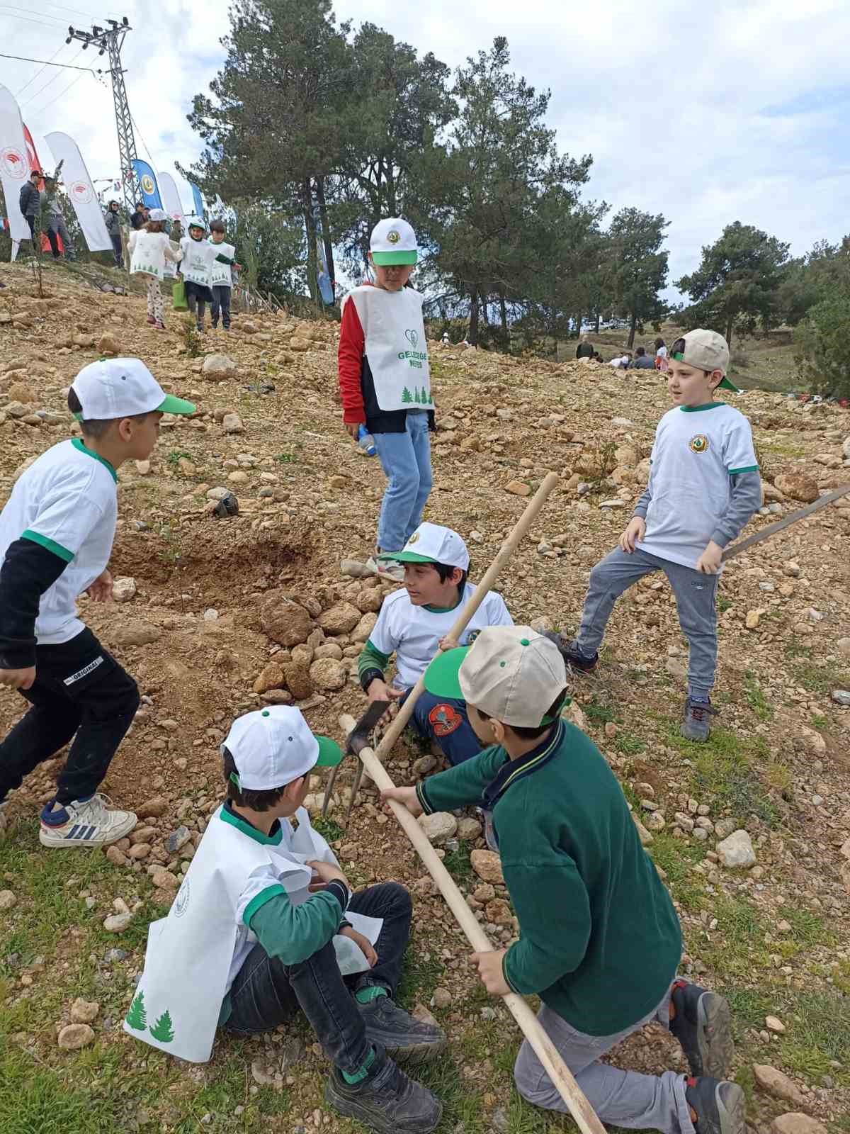 Minikler ’Orman Haftası’nı ağaç dikerek kutladı