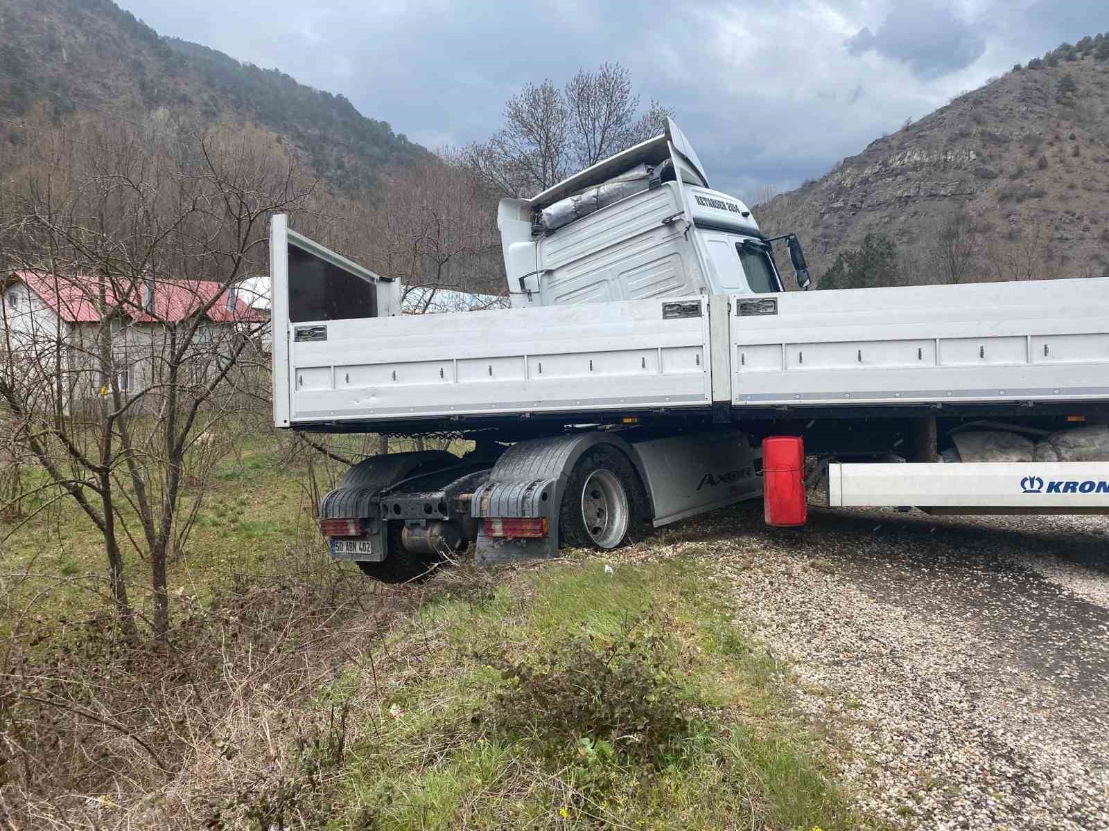 Tır şarampole yuvarlanmaktan son anda kurtuldu
