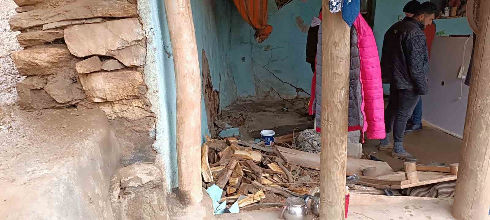 Bitlis’te yoğun yağışlardan dolayı meydana gelen göçükte 42 küçükbaş hayvan telef oldu
