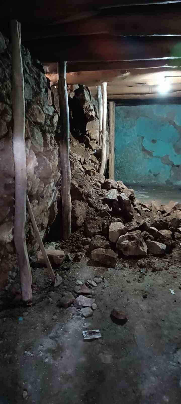 Bitlis&rsquo;te yoğun yağışlardan dolayı meydana gelen g&ouml;&ccedil;&uuml;kte 42 k&uuml;&ccedil;&uuml;kbaş hayvan telef oldu
