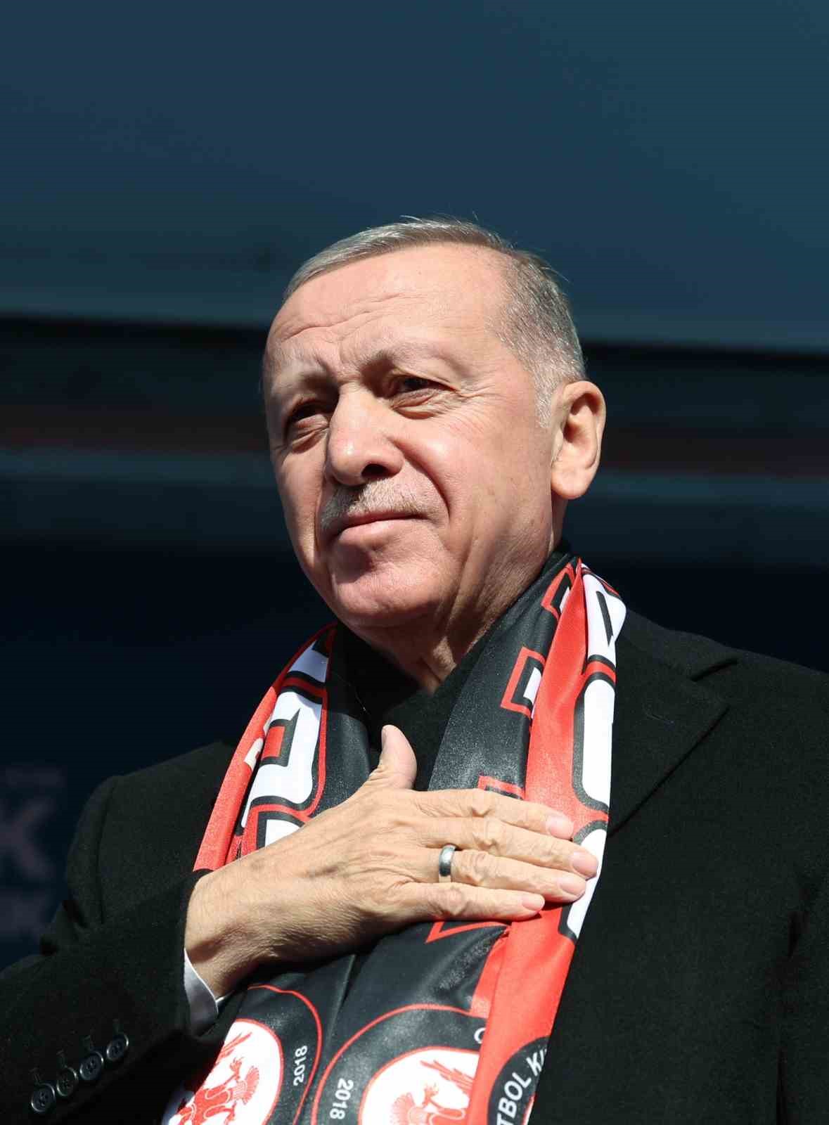 Cumhurbaşkanı Erdoğan: "Şu anda ter&ouml;r &ouml;rg&uuml;tlerinin ka&ccedil;acak delik aradıklarını g&ouml;r&uuml;yoruz"
