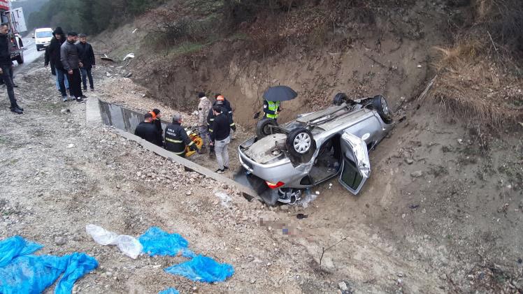 Bolu’da şarampole uçan otomobil ters döndü: 2’si ağır 3 yaralı
