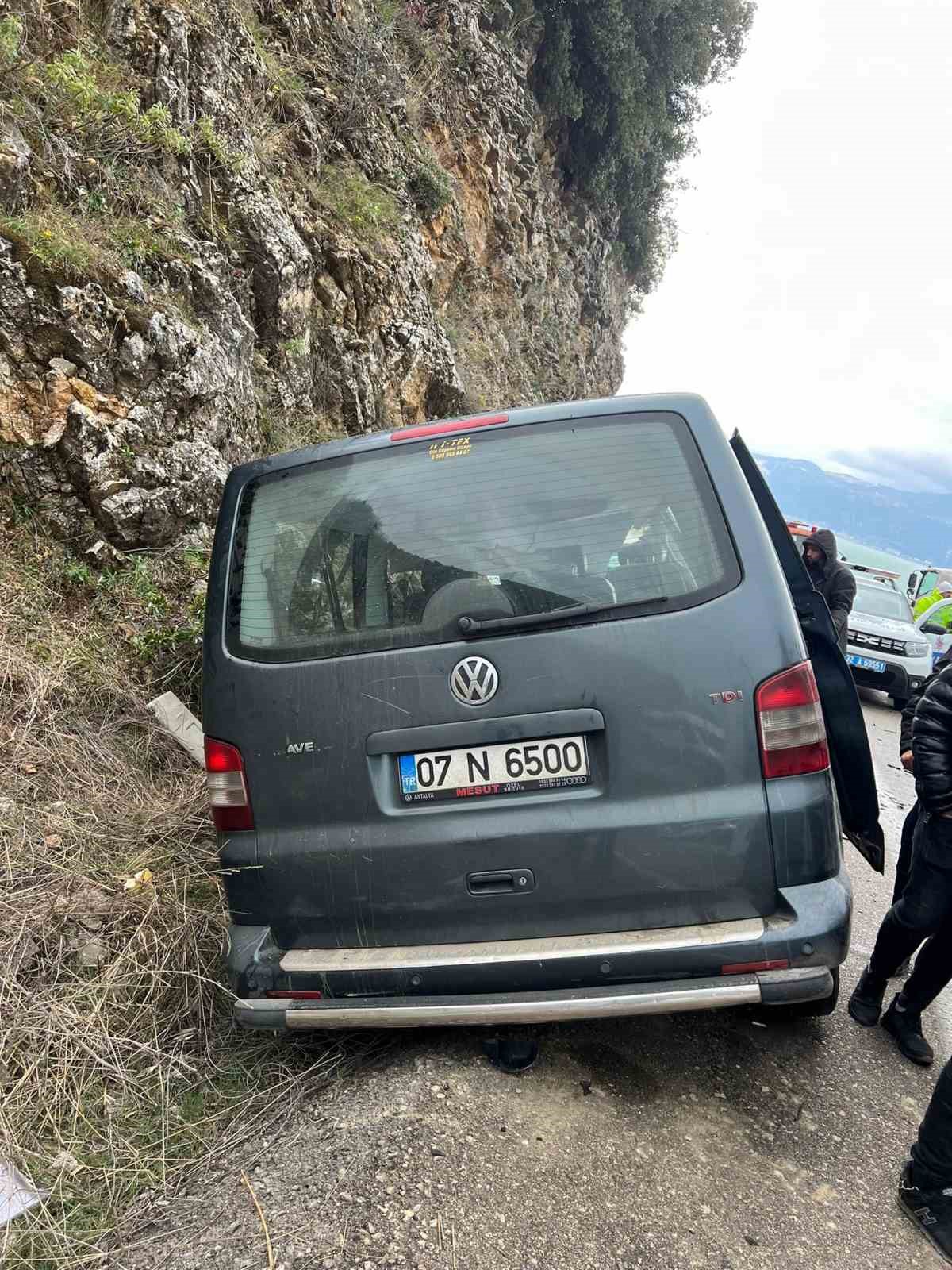 Isparta&rsquo;da kamyonet minib&uuml;sle &ccedil;arpıştı: 1&rsquo;i ağır 3 yaralı 