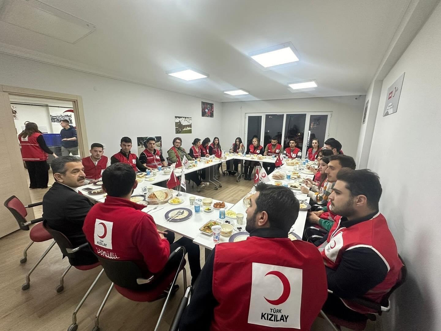 Vali Ekici, Türk Kızılay gönüllüleri ile iftarda bir araya geldi
