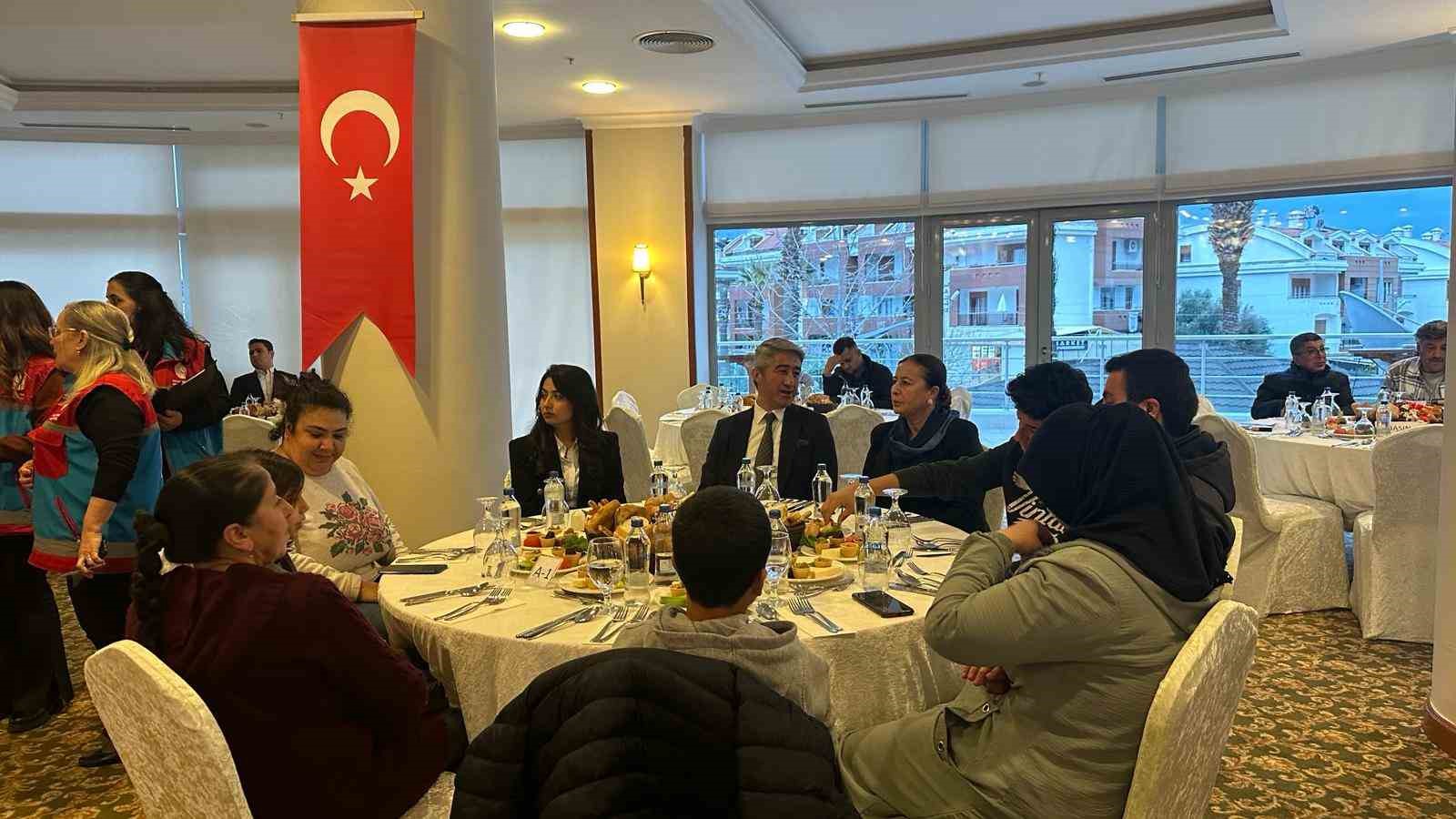 Marmaris Kaymakamlığı &ouml;ks&uuml;z ve yetimleri unutmadı
