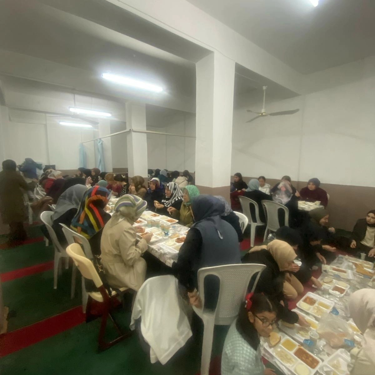 Üniversiteli gençler iftarda bir araya geldi