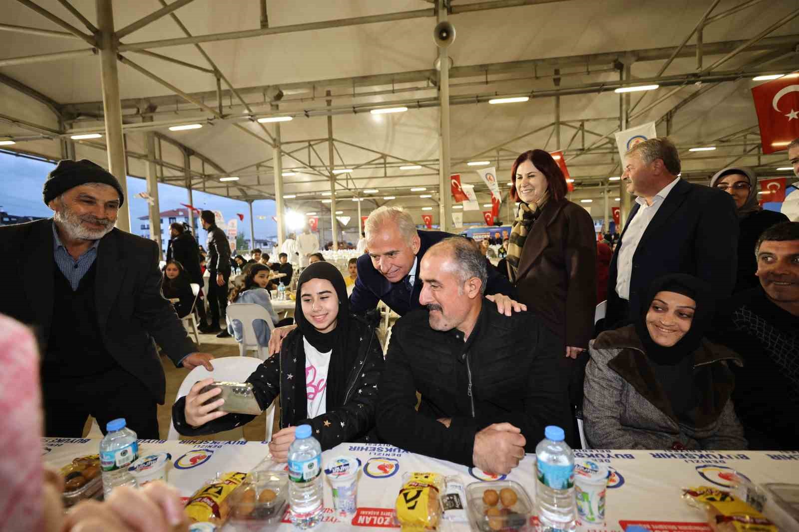 Denizli Büyükşehirin iftar sofrası Merkezefendi’de kuruldu