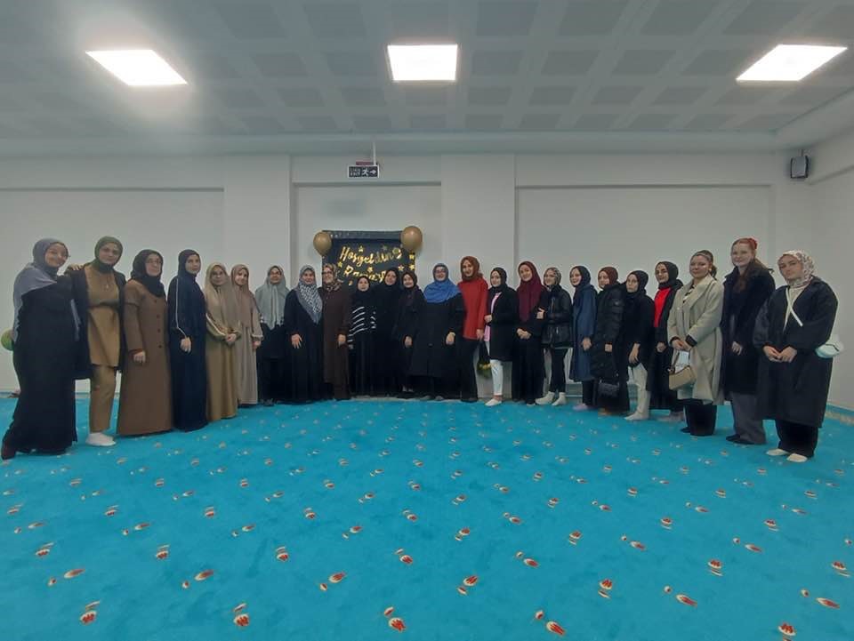 Gediz&rsquo;de hafız kızlar ile &uuml;niversite okuyan kız &ouml;ğrenciler iftarda bir bir araya geldi
