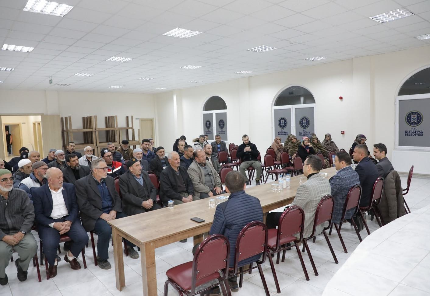 Vali Işın Kirazpınar Mahallesinde vatandaşlarla buluştu
