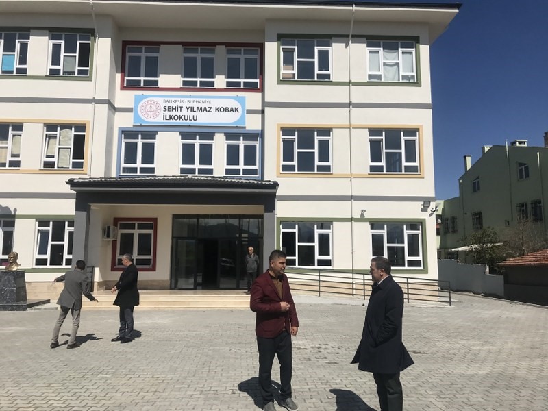 Kaymakam Memiş , yenilenen okulları ziyaret etti