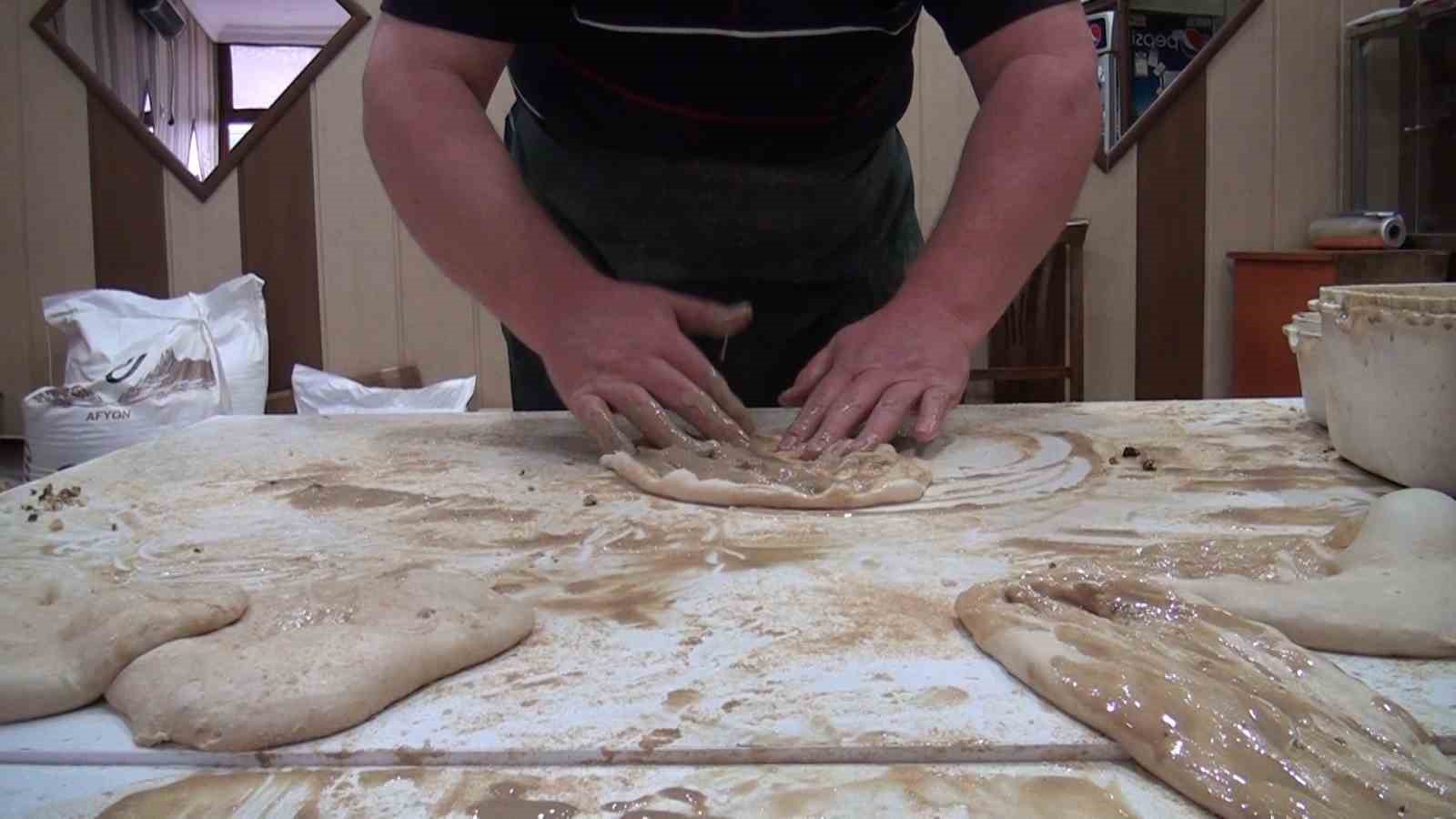 K&uuml;tahya&rsquo;da Ramazan ayının vazge&ccedil;ilmez lezzeti: Tahinli pide
