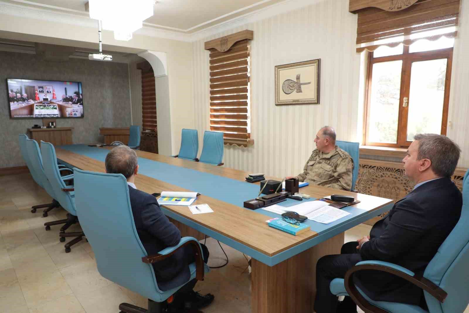 Vali Aydoğdu VKS &uuml;zerinden se&ccedil;im g&uuml;venliği toplantısına katıldı
