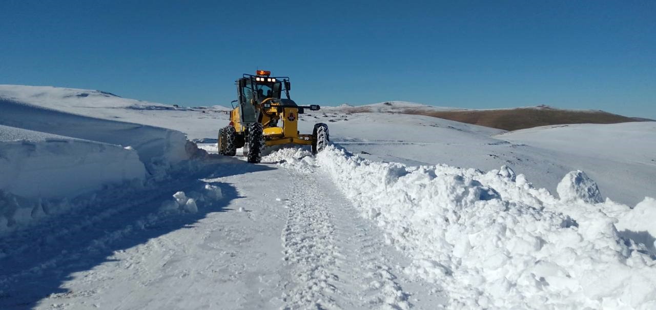 Erzincan&rsquo;ın y&uuml;ksek kesimler beyaza b&uuml;r&uuml;nd&uuml;
