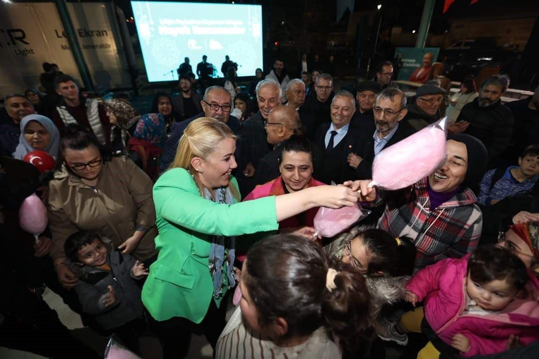 S&uuml;mer Mahallesi&rsquo;nde binlerce vatandaş birlikte oru&ccedil; a&ccedil;tı
