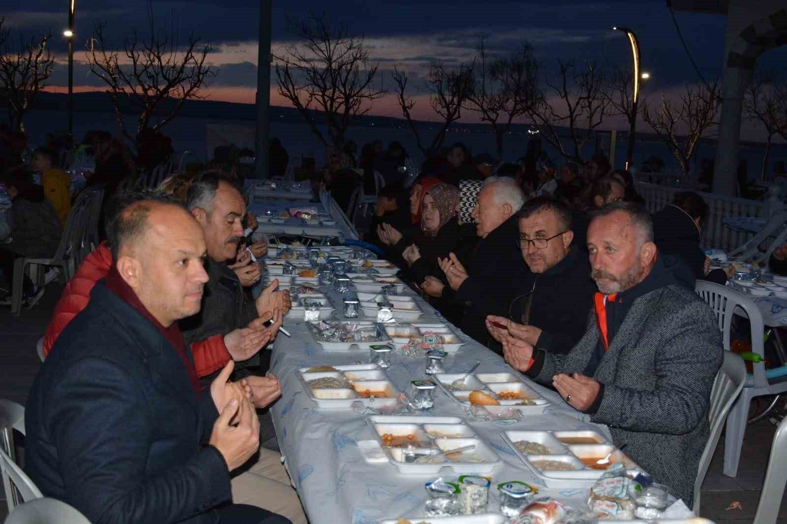 Lapseki&rsquo;de sokak iftarları ilgi g&ouml;r&uuml;yor
