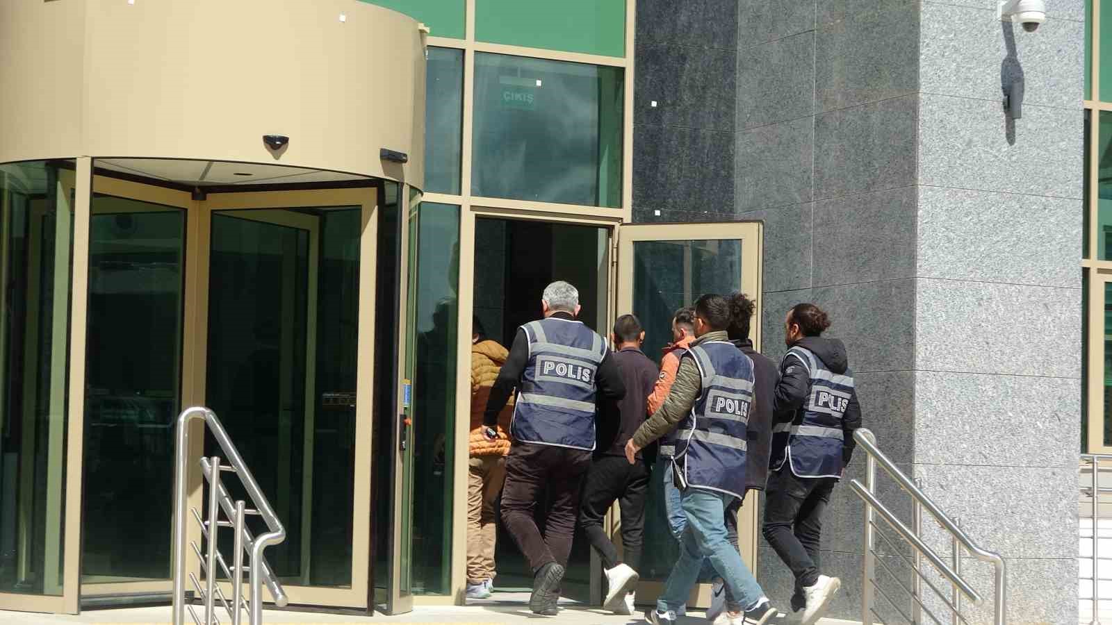 Saldırgan eş firar, bıçaklayan kardeşler adliyede