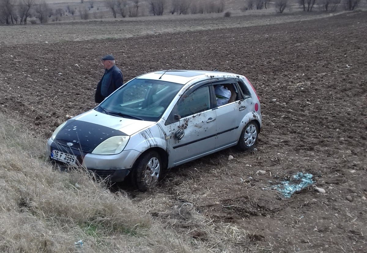 Takla atan otomobilden yara almadan kurtuldu