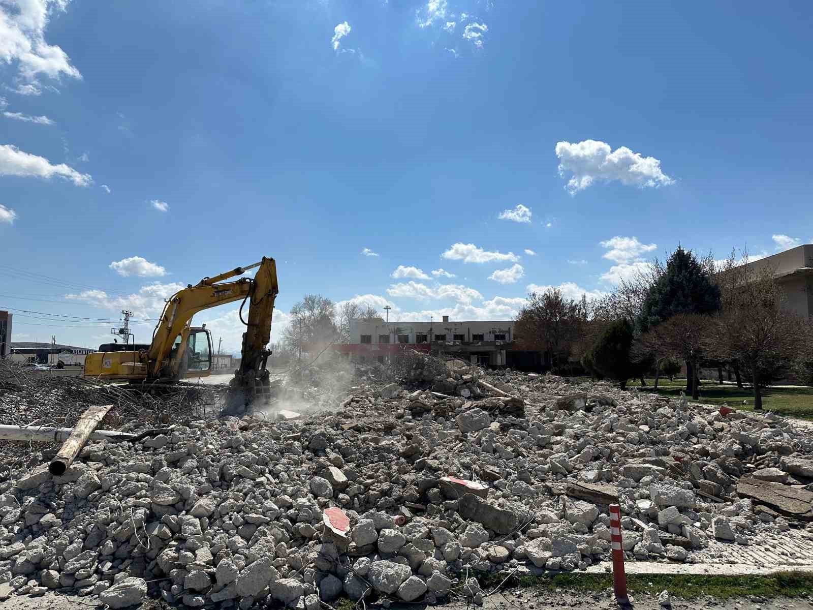 Elazığ&rsquo;da eski şehirlerarası otob&uuml;s terminali yıkım &ccedil;alışmaları başladı
