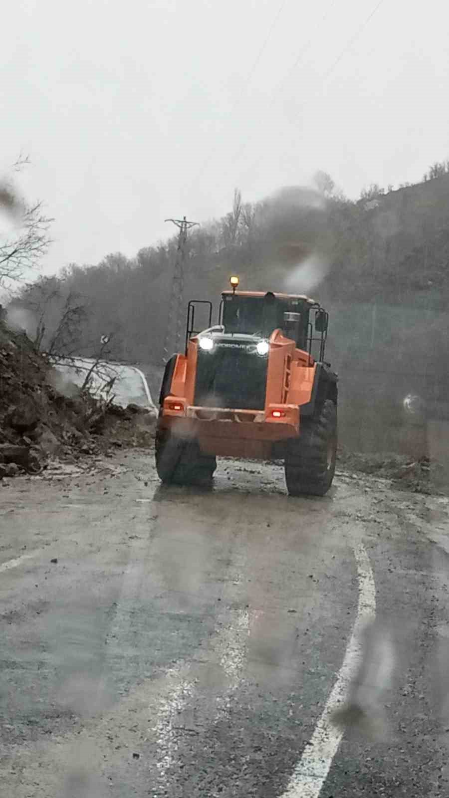 Heyelan meydana gelen yol kısa sürede trafiğe açıldı
