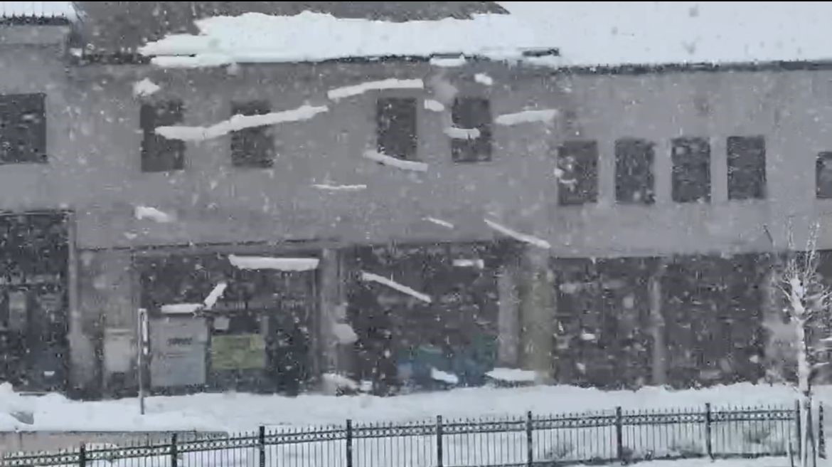 Bitlis’te çatıda biriken kar çığ gibi düştü
