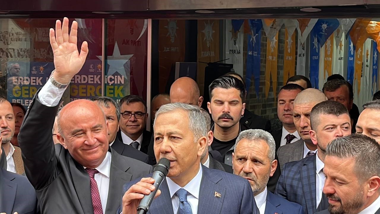 İçişleri Bakanı Ali Yerlikaya Erdek’te AK Parti Seçim Ofisi açılışına katıldı