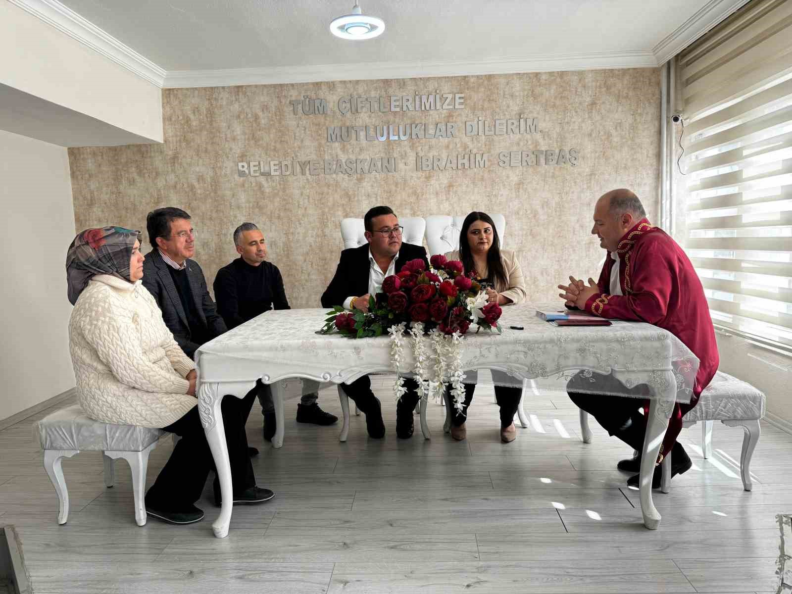 AK Parti Genel Başkan Yardımcısı Zeybekci, Gölhisar’da esnafla bir araya geldi
