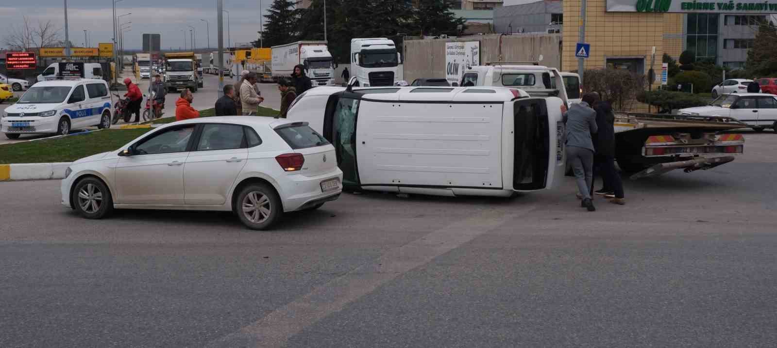 Ref&uuml;je &ccedil;arpan otomobilin yan yatma anı kameraya yansıdı
