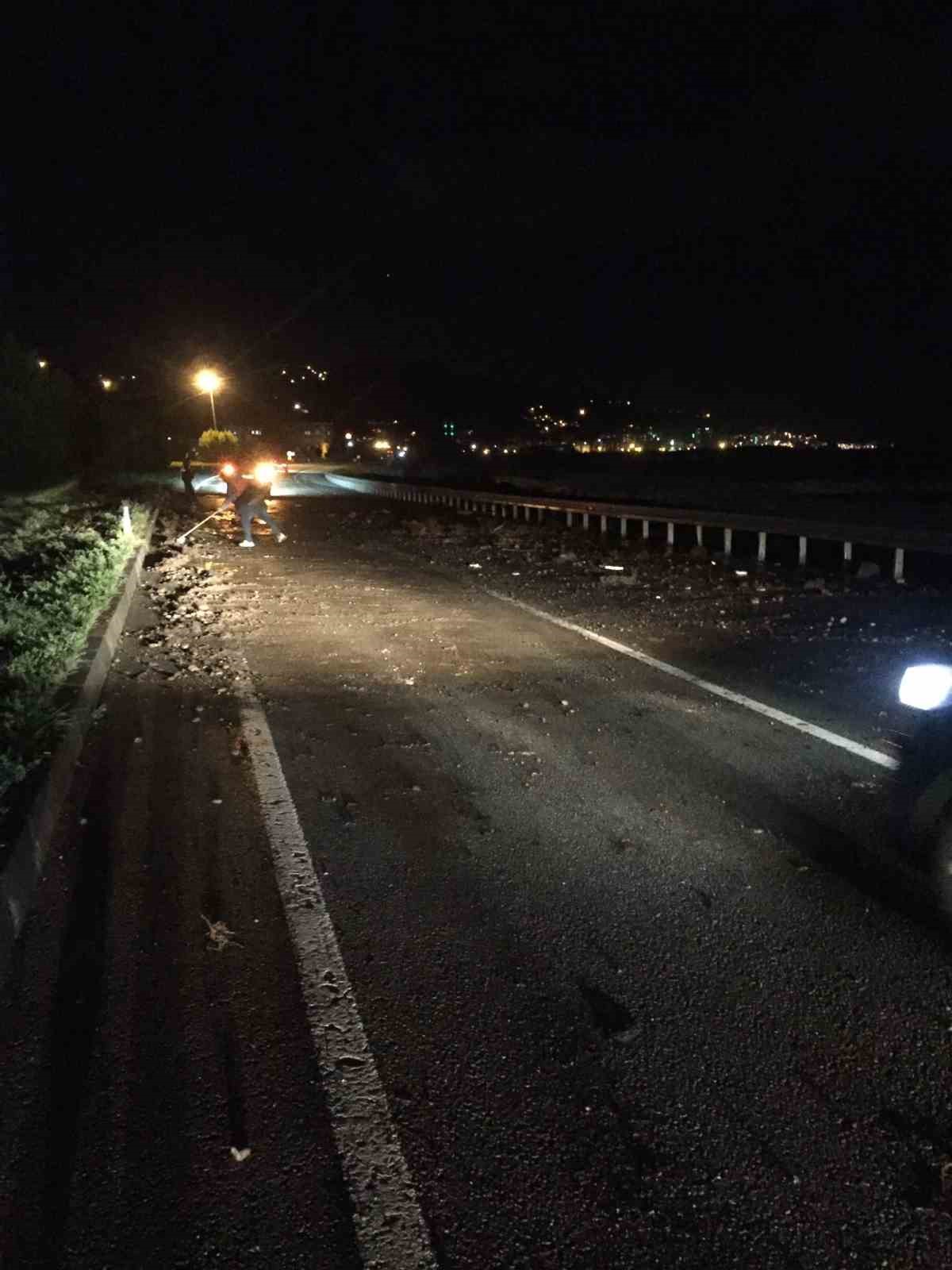 Deniz taşkını Karadeniz Sahil Yolu’nda ulaşımı aksattı
