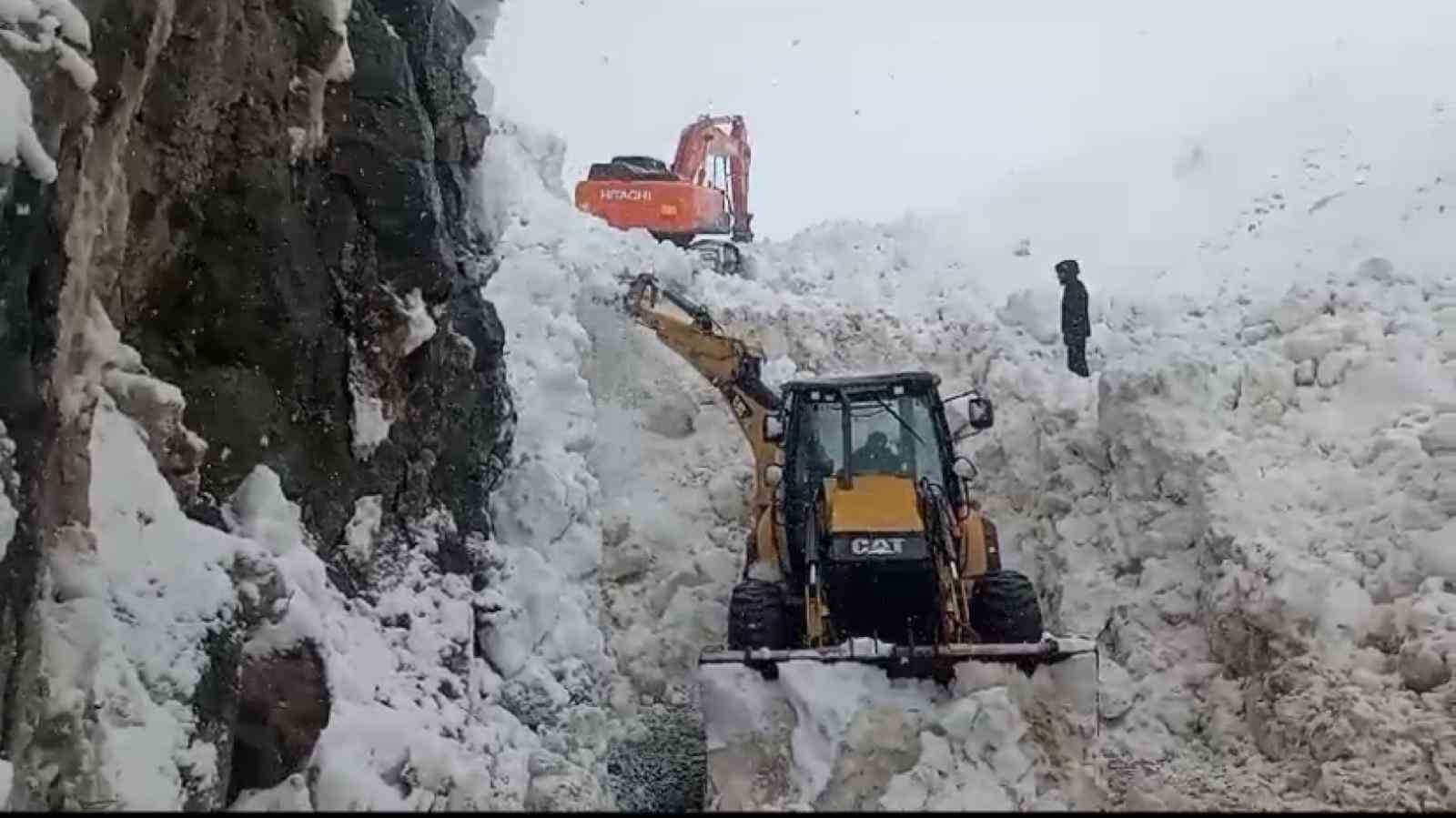 Beytüşşebap’ta yaylada kalan ailelerin karla kaplı yolunu açma çalışmaları sürüyor