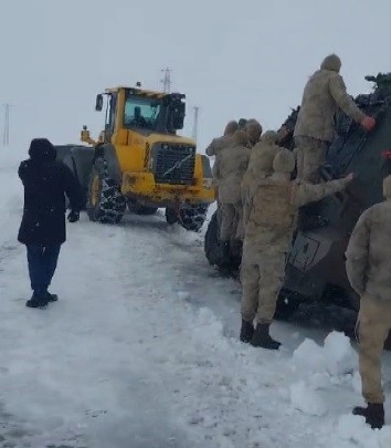 Karda kayan jandarma aracını &ouml;zel idare ekipleri kurtardı
