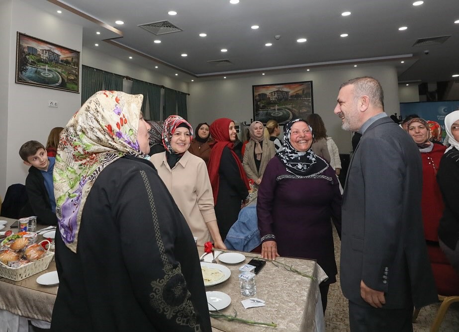 Başkan Murat Ercan ve eşi Emine Ercan Sincan Belediyesi kadın çalışanlarıyla iftar yaptı
