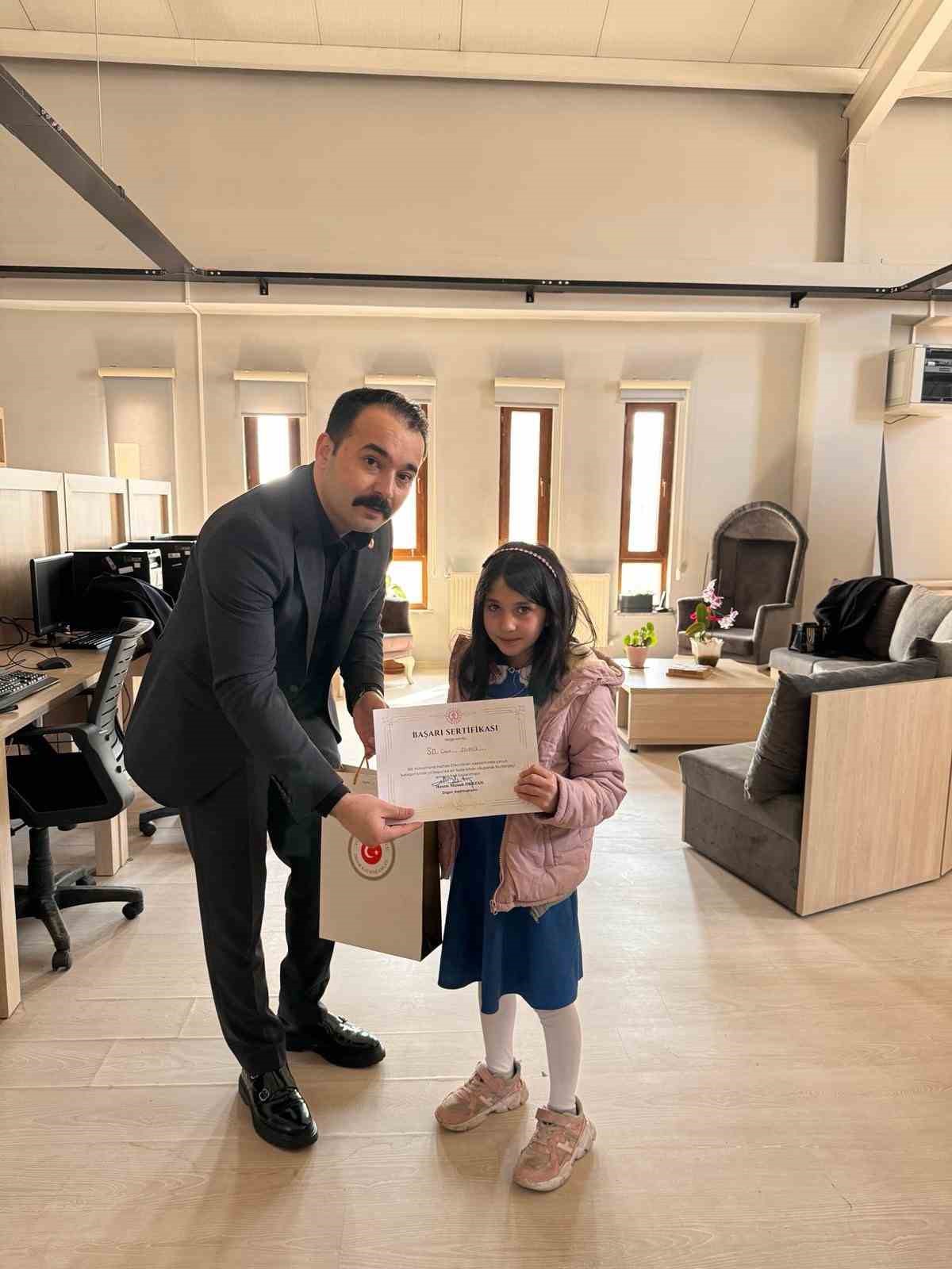 Başarılı &ouml;ğrencilere &ouml;d&uuml;lleri verildi
