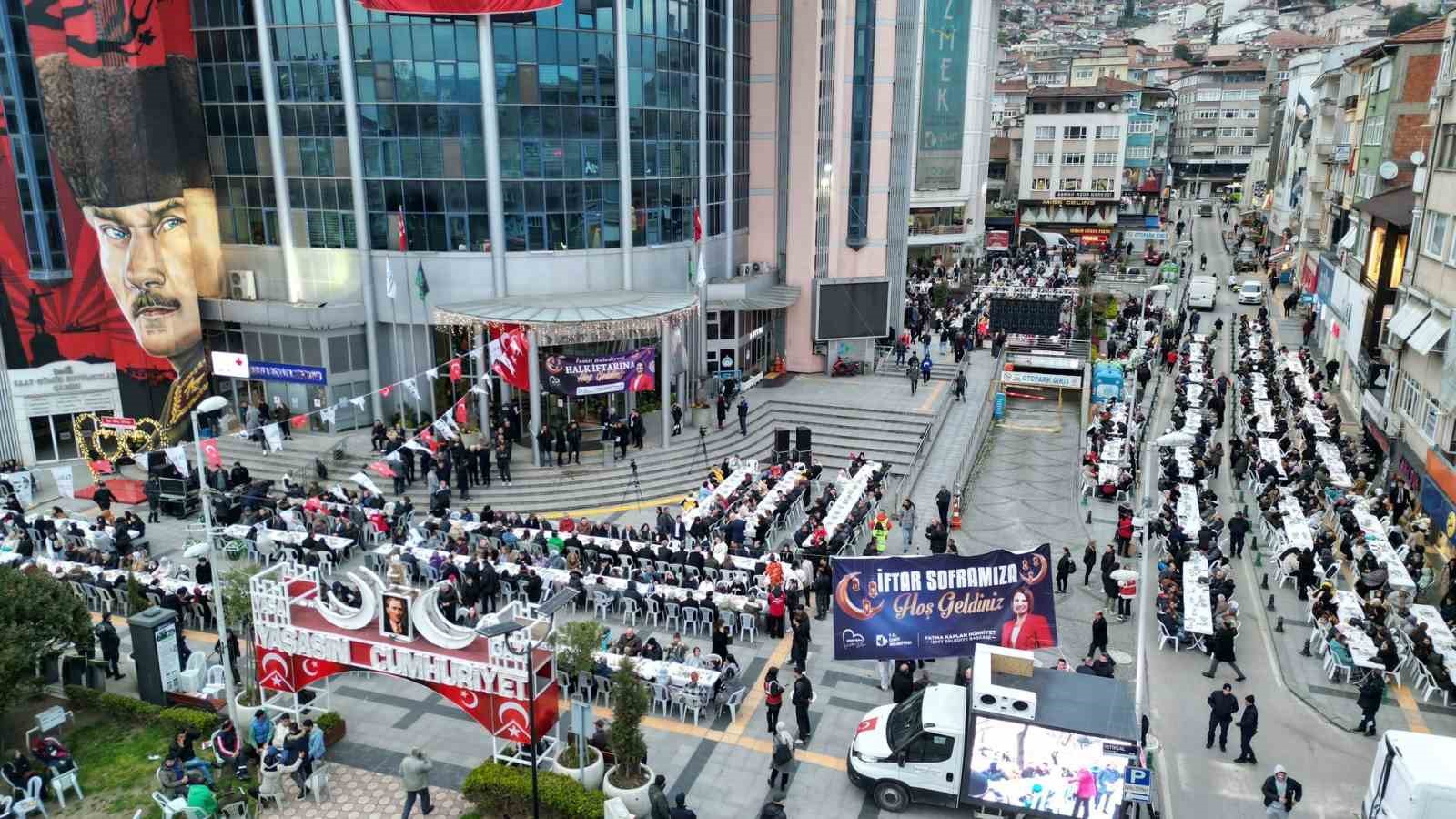 İzmitliler belediye meydanında buluştu
