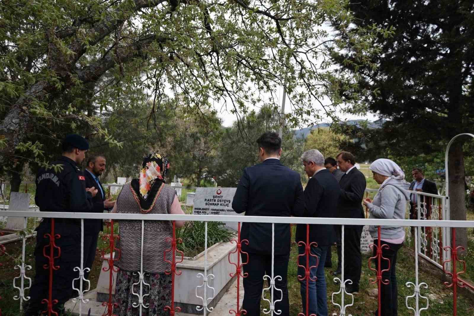 Karacasu’da şehit Kılıç mezarı başında anıldı