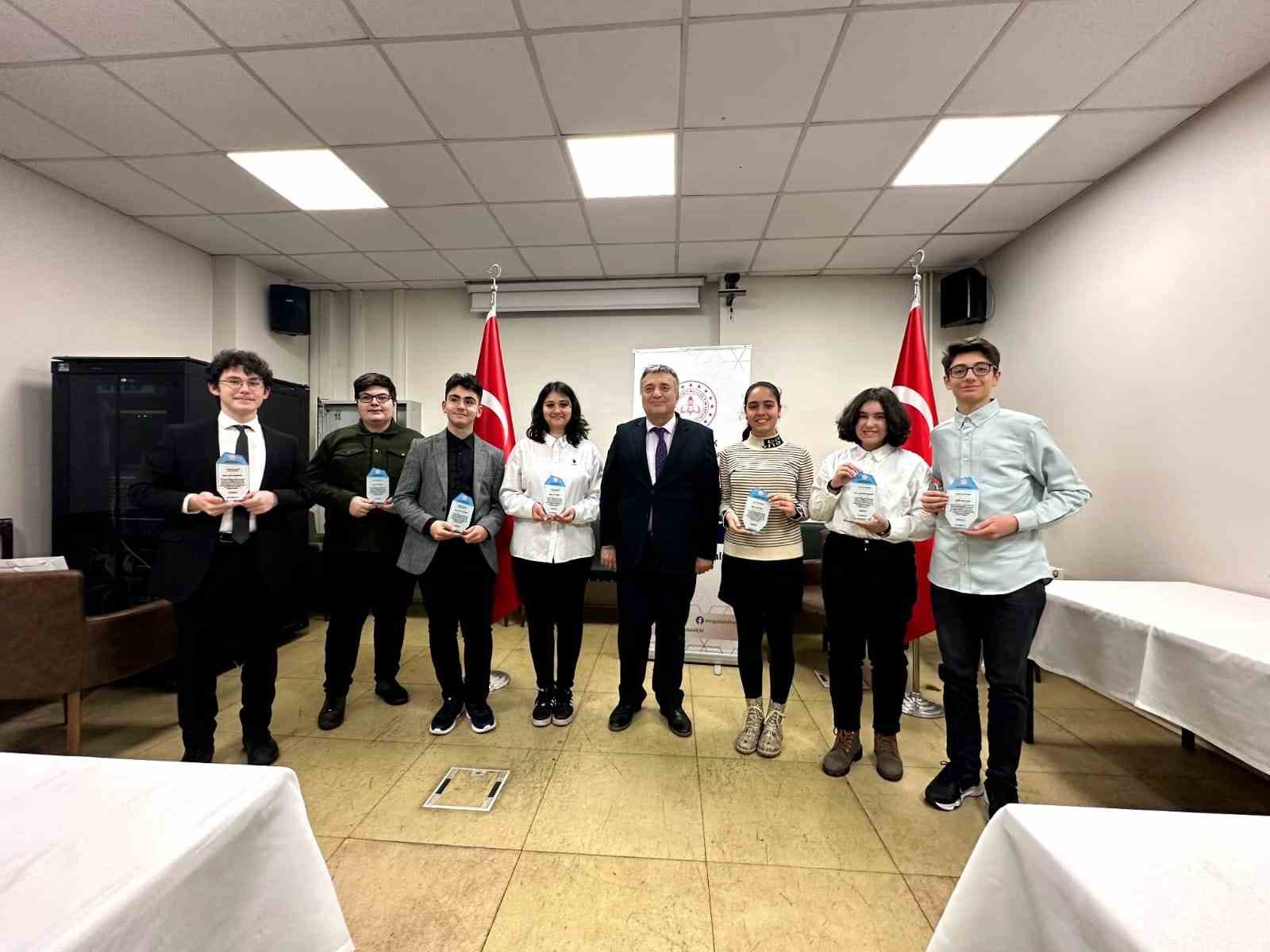 55. T&Uuml;BİTAK 2204-A yarışmasında dereceye giren &ouml;ğrenciler &ouml;d&uuml;llendirildi
