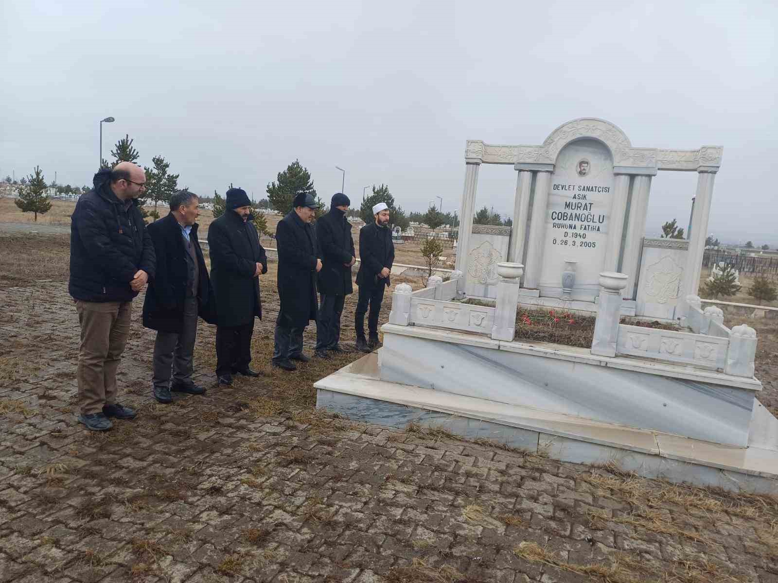 Aşık Murat Çobanoğlu Kars’taki mezarı başında anıldı
