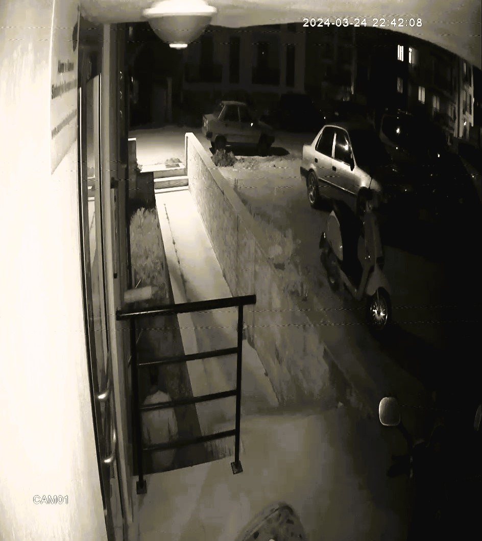 Her gece pencereye gelen r&ouml;ntgenci gen&ccedil; kızın kabusu oldu
