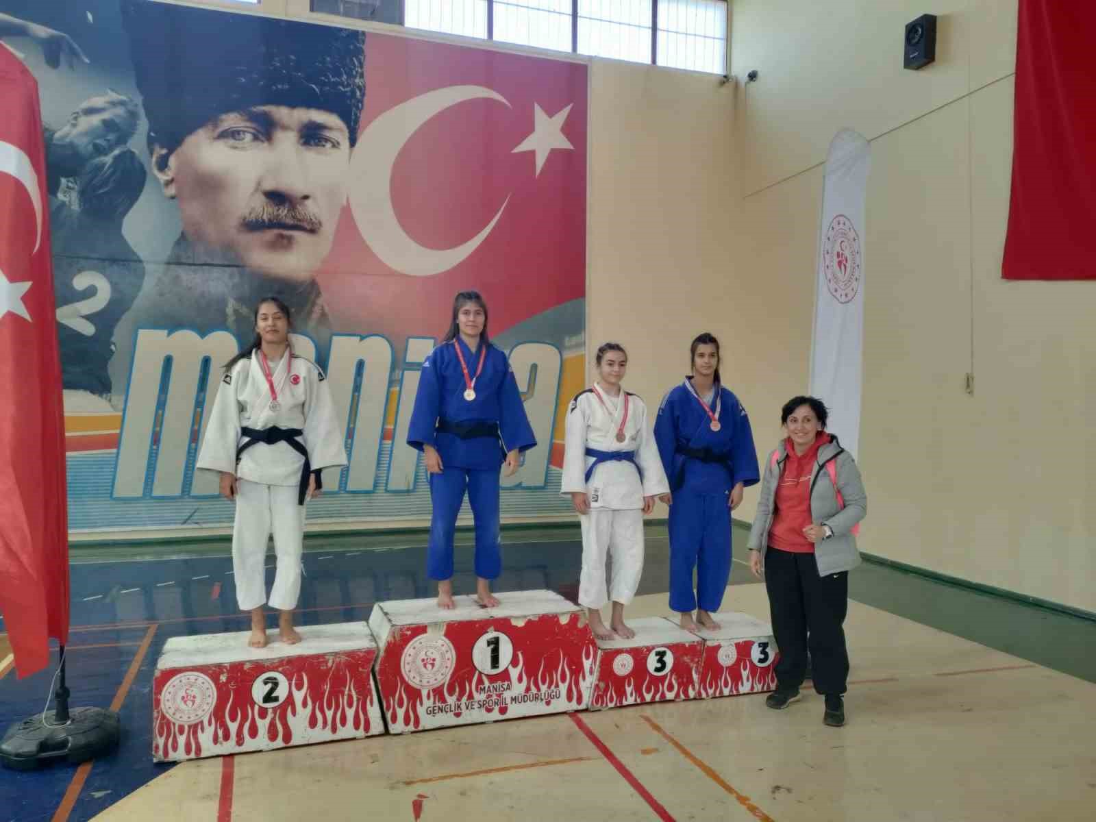 Yunusemreli genç judocular Kocaeli biletini 19 madalya ile aldı
