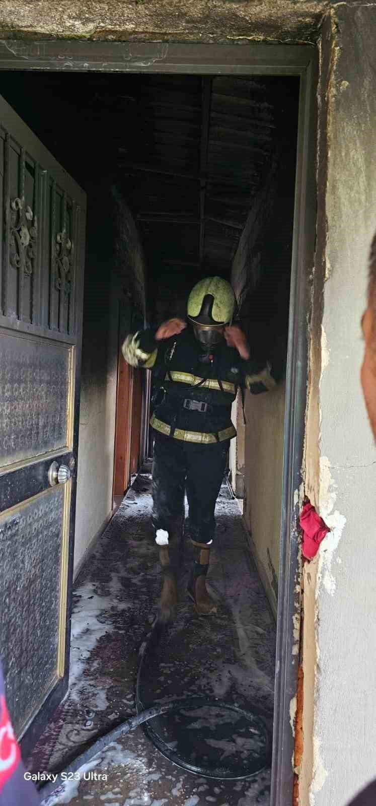 Alevler evi kullanılamaz hale getirdi