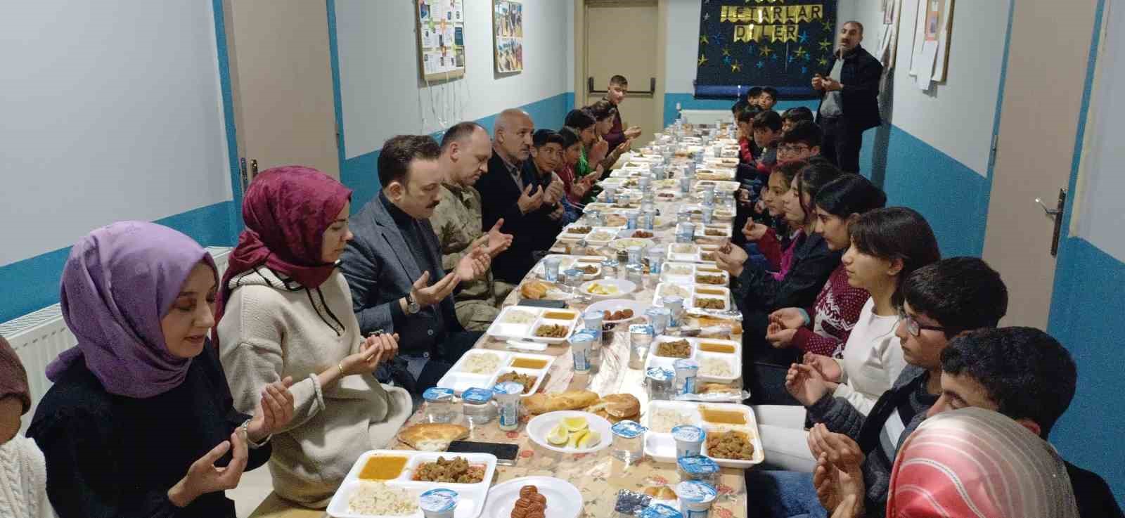 Kaymakam Bayram ve eşi öğrencilerle iftar yaptı