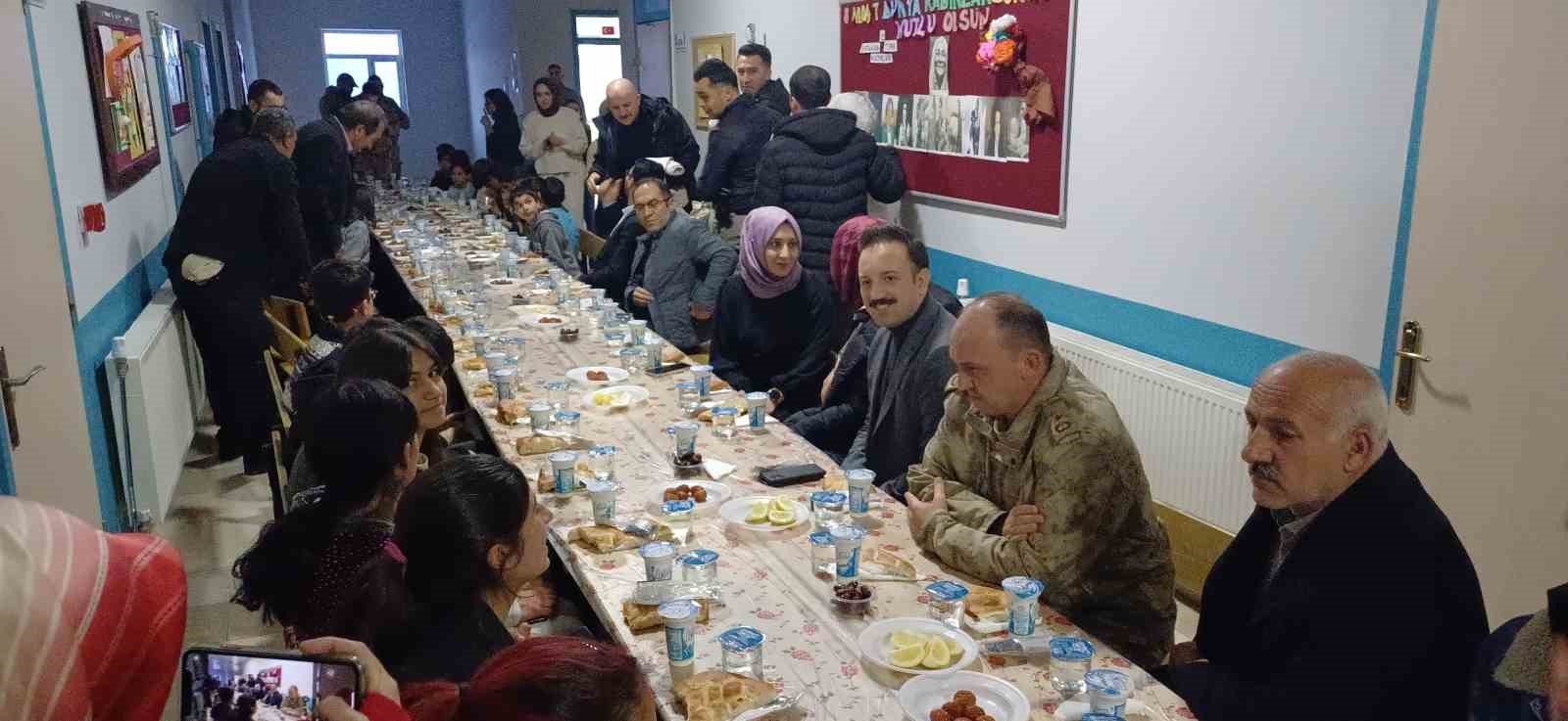 Kaymakam Bayram ve eşi öğrencilerle iftar yaptı
