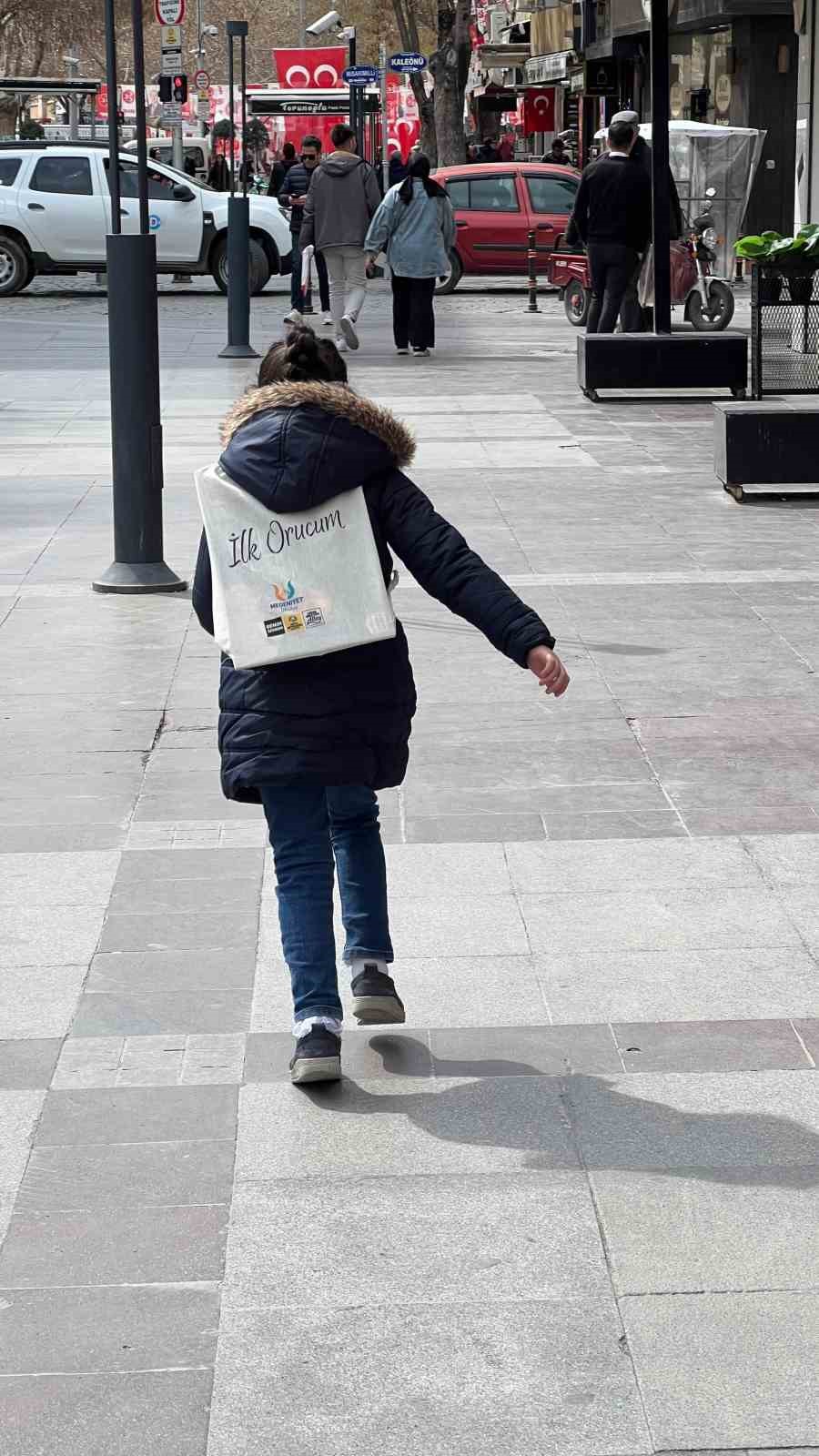 Konya B&uuml;y&uuml;kşehir, 33 bin &ccedil;ocuğa ilk oru&ccedil; hediyelerini dağıtmaya başladı
