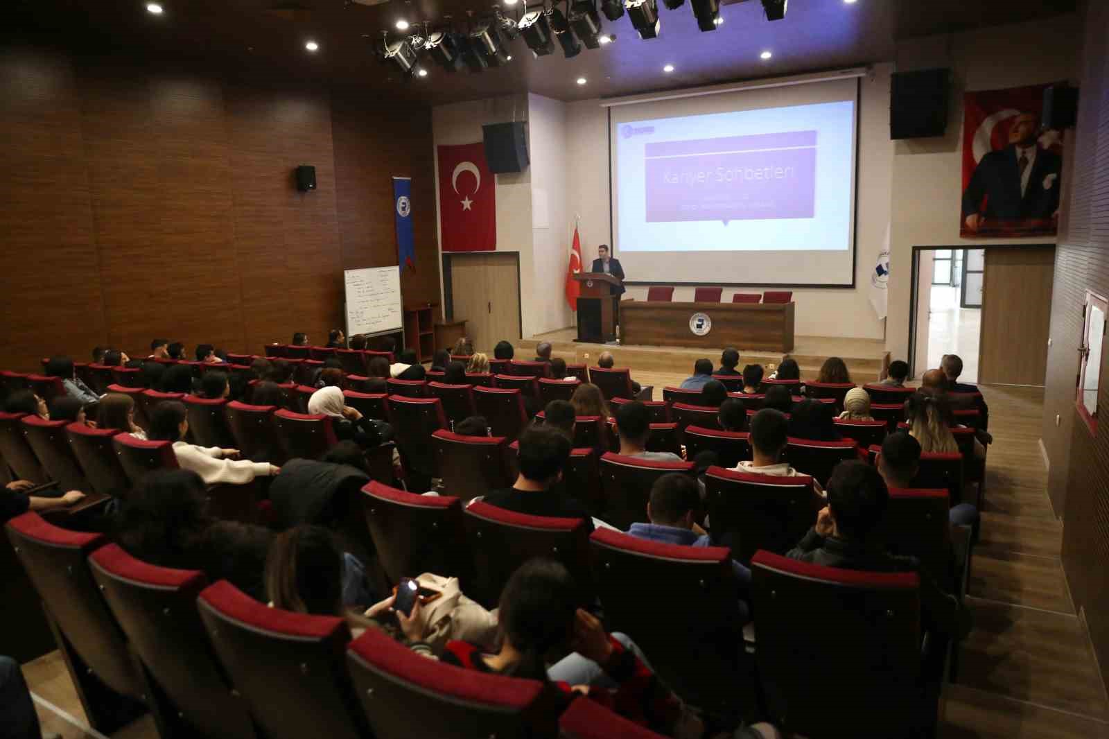 DENİB Başkanı Memişoğlu, kariyer sohbetlerinde öğrencilerle buluştu