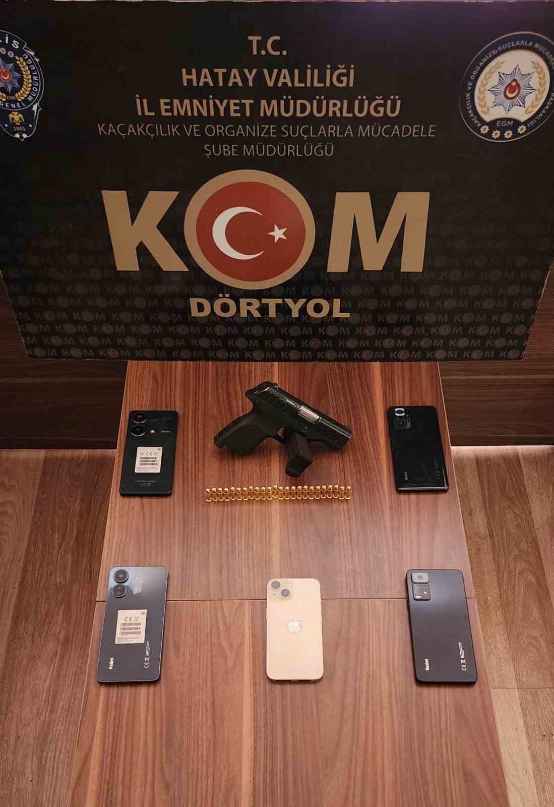 Hatay’da gümrük kaçağı cep telefonu ve silah ele geçirildi