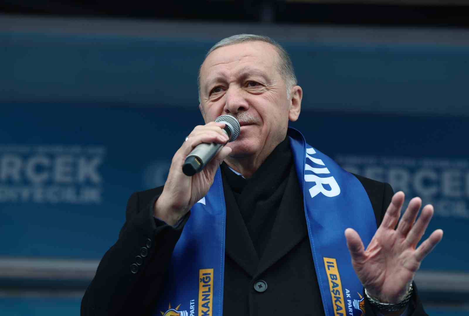 Cumhurbaşkanı Recep Tayyip Erdoğan: “CHP’yi allayıp pullayıp size dayatıyorlar. İstanbul’da ne kadar marjinal ideoloji mensubu varsa hepsini Kürt kardeşlerimin başına patron yapanlara artık gidilecek yol olmadığına inanıyorum.”